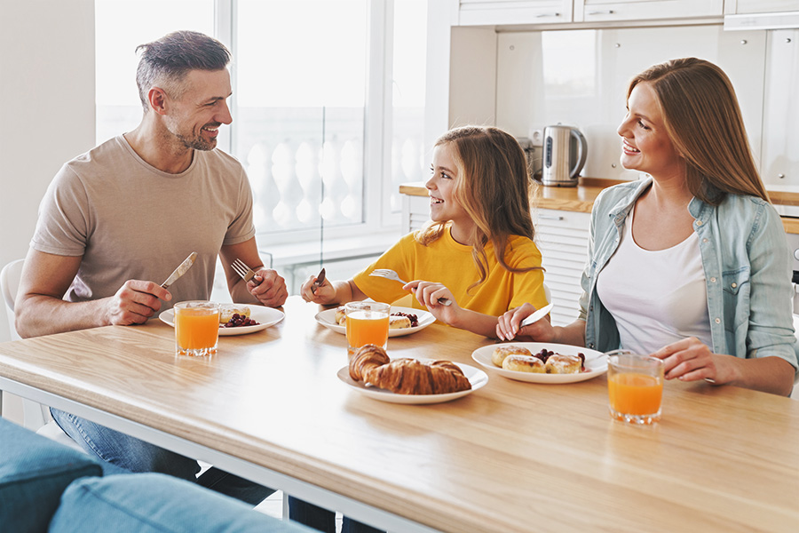 happy-family-at-breakfast-900.jpg happy-family-at-breakfast-900.jpg