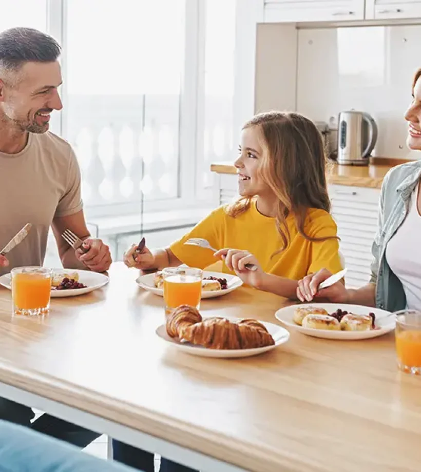 happy-family-at-breakfast-900.jpg
